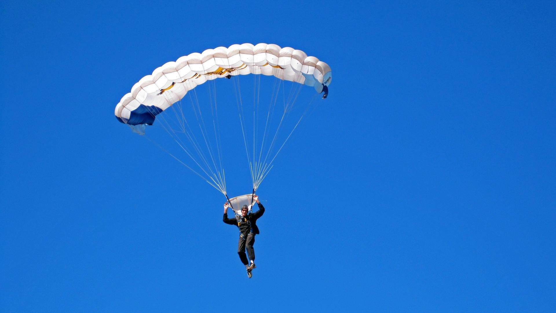 “逆境中的王者:车手在极端天气下的硬仗”