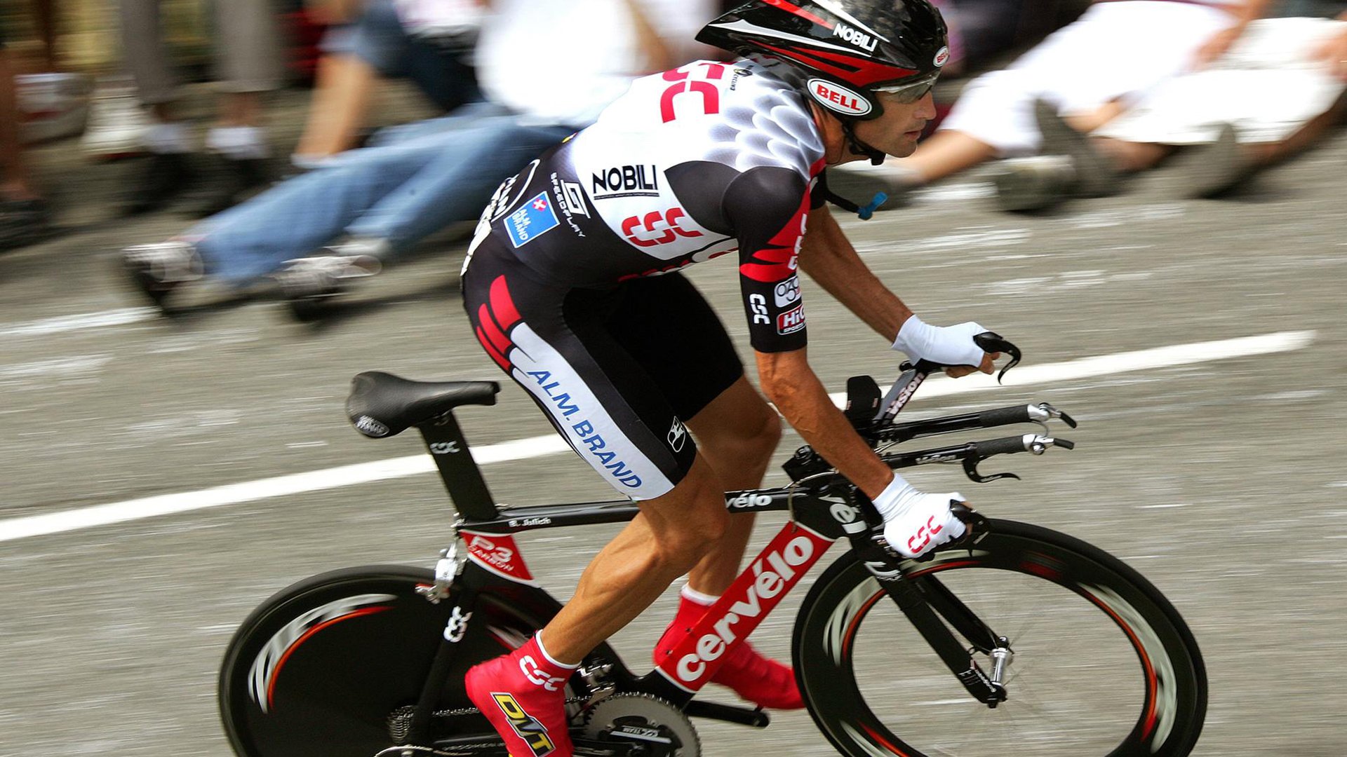 kaiyun网站-湖人球迷在洛杉矶举行万人游行庆祝晋级总决赛，湖人主场在洛杉矶哪里